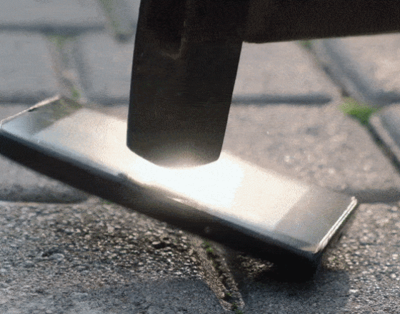 Điện thoại vỏ nhẹ như nhựa trong tương lai cứng hơn cả thép?